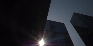 白天时间杭州市区现代办公综合楼阳光光线正面慢镜头向上看4k中国