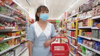 高级妇女在超市购物用口罩保护视频素材模板下载