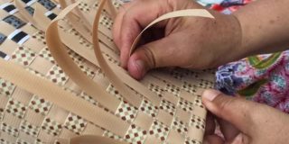 妇女编织干叶编织篮子