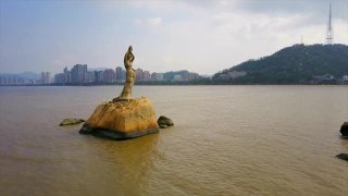 珠海市白天时间著名的渔女纪念碑湾航拍全景4k中国视频素材模板下载
