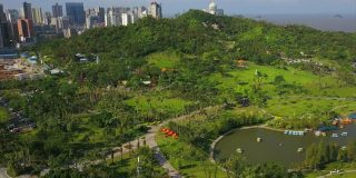 晴朗的一天，珠海市内著名的景山公园，城市景观航拍全景4k中国