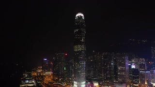 夜景照亮了香港市区著名的巨型空中全景4k视频素材模板下载