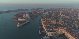 威尼斯航拍接近大运河入口的圣玛丽亚敬礼大教堂