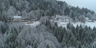 这是阿尔卑斯山上的一个小村庄，在冬天被皑皑白雪包围着
