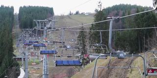 秋日高山度假区活动升降椅。滑雪胜地Bukovel在乌克兰。雾中的山坡风景