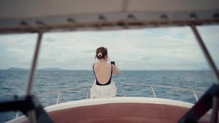 年轻女子独自旅行，享受在日落的航行视频素材模板下载