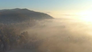 无人机:金色的初冬阳光照亮了寒冷的乡村景观。视频素材模板下载