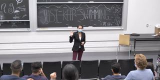 蒙面大学生在演讲厅