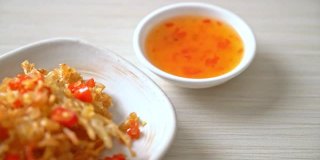 炸金针菇配盐和辣椒-纯素和素食风格