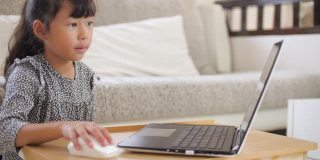 小女孩在家用笔记本电脑在线学习