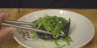 女人吃日本食物海藻沙拉