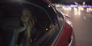 一个自由职业的女人说着手机在出租车上工作到很晚
