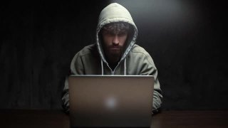 正面观点的黑客男子黑客在线网站或从事黑客进入安全系统。视频素材模板下载