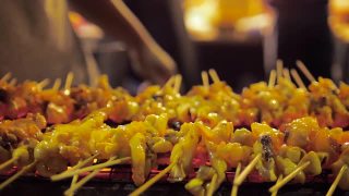 泰国街头小吃:烤鱿鱼视频素材模板下载