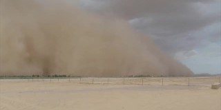 在阿富汗的沙漠风暴，从基地营地看到