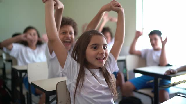 小学生们在学校的教室里庆祝