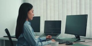 软件开发人员正在办公室的计算机上分析编写到程序中的代码。