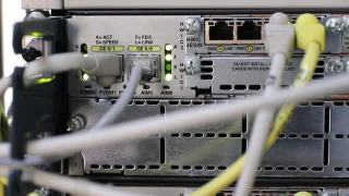 网络硬件。正在进行数据传输，彩色指示灯闪烁。光学纤维。线缆已连接到网络设备。服务器的特写。服务器设备碎片。有选择性的重点。视频素材模板下载