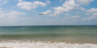 飞机接近海洋海滩