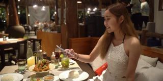 年轻女子在餐馆谈论食物的照片