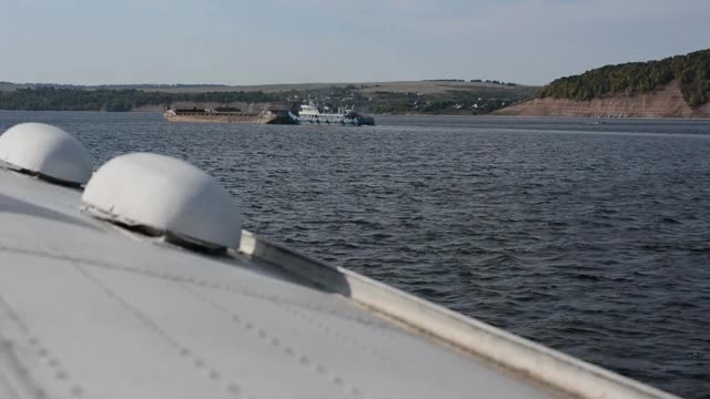 河运输。在一个阳光明媚的日子里，乘坐342E项目“流星”号河客水翼摩托艇沿着伏尔加河航行。