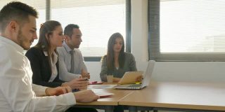 年轻的、随意的、充满活力的新业务人员团队的男人和女人讨论在办公室与公司经理非正式会议
