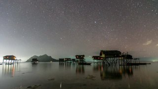 时光流逝观看婆罗洲海吉卜赛水村庄午夜视频素材模板下载