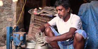 传统的diya是在印度农村的diya工厂用粘土和泥浆在阳光下制作的。