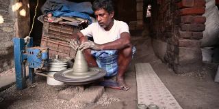 传统的diya是在印度农村的diya工厂用粘土和泥浆在阳光下制作的。