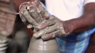 传统的diya是在印度农村的diya工厂用粘土和泥浆在阳光下制作的。视频素材模板下载