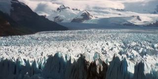 雪山冰川冰山的背景云在南极洲。