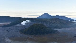 鸟瞰图溴火山在日出，东爪哇，印度尼西亚视频素材模板下载