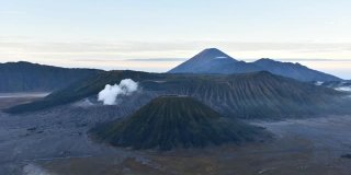 鸟瞰图溴火山在日出，东爪哇，印度尼西亚
