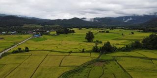 无人机鸟瞰泰国北部的稻田和山景