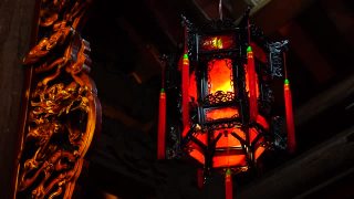 在越南岘港市附近的一座佛教寺庙里，中国红灯笼在旋转视频素材模板下载