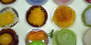 特写俯视图五颜六色的泰国甜点分类在纸盒。