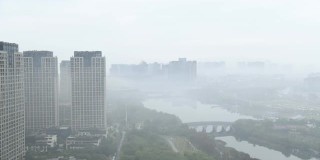 雾气笼罩的湖边公寓的时间流逝