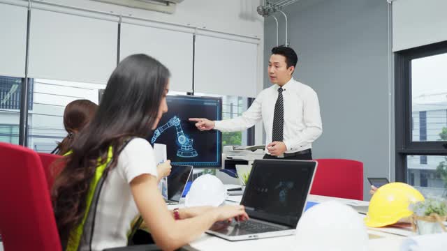 年轻的商人们在办公室里举行了一场关于机器人技术的讨论会议。人们有沟通头脑风暴和工作项目作为团队合作。公司的现代同事。