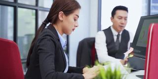 办公室疾病综合症亚洲年轻女商人在电脑前工作时会出现头痛、压力大、不适等症状。她对所分配的工作感到灰心丧气。
