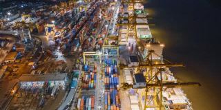 全球经济、投资和金融背景的蓝海港口集装箱货轮和货物的物流运输与船厂工作起重机桥