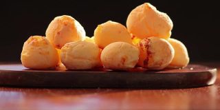 美味酥脆的奶酪面包配帕尔马干酪雨，这是巴西米纳斯吉拉斯州的传统