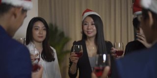 下班后，在办公室休息室里，亚洲华人同事为圣诞派对祝酒