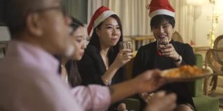 亚洲华人同事社交聚会庆祝圣诞派对下班后在办公室休息室