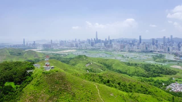 在香港和中国深圳之间的乡村绿地和鱼塘