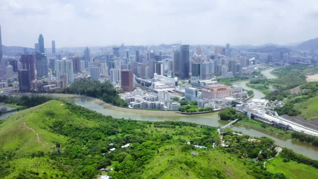 在香港和中国深圳之间的乡村绿地和鱼塘