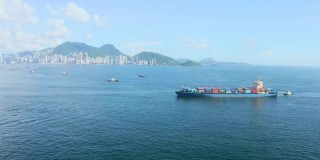 鸟瞰集装箱船到海港装载集装箱的进出口或运输概念背景