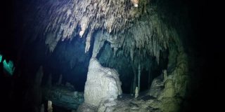 墨西哥尤卡坦的水下洞穴。