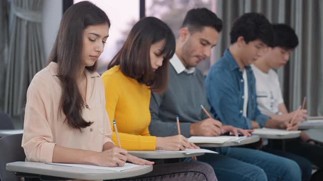 大学生在教室里学习和写笔记