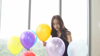 亚洲妇女在新年派对上装饰气球视频素材模板下载