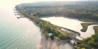 鸟瞰图胭脂国家城市公园和胭脂河在秋天的黄昏，多伦多，加拿大
